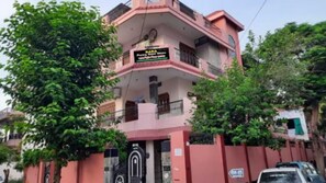 Front of property - Baba Paying Guest House (Varanasi)