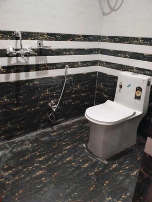 Chambre Standard, vue jardin | Salle de bain | Douche, articles de toilette gratuits, savon, papier toilette