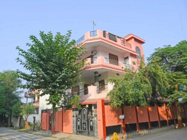Front of property - Baba Paying Guest House (Varanasi)