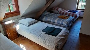 3 bedrooms, iron/ironing board, WiFi, bed sheets