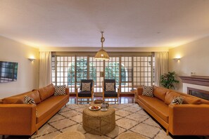 Executive Townhome, Balcony, River View | Living area