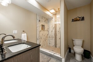 Dusj, hårføner, bidé og håndklær