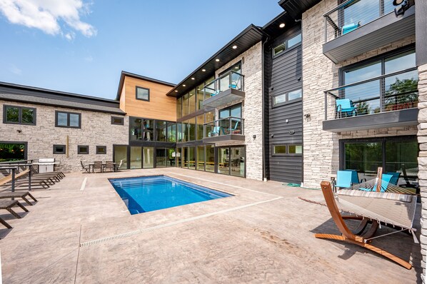 Innendørsbasseng og utendørsbasseng