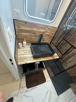 Dusj, hårføner, håndklær og såpe