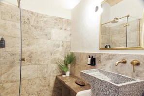 Basic Room, 1 Katil Raja (King), Ocean View | Bilik Mandi | Pancuran mandi, hulu semburan mandi hujan 