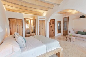 Deluxe Studio Suite, Sea View | Peralatan tempat tidur premium, gebar bulu kapas, bar mini 