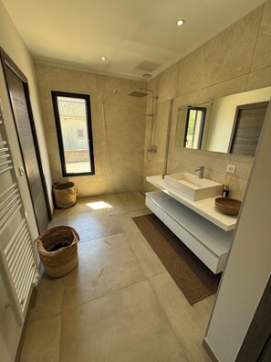 Shower, hair dryer, towels