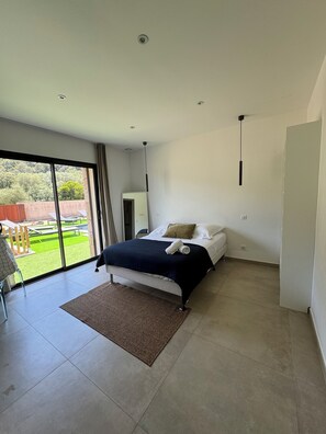 3 chambres, fer et planche à repasser, Wi-Fi, draps fournis