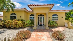 Exterior - Private Pool 3BR Home w BBQ near Eagle, Palm Beach (Noord)