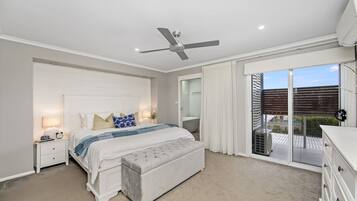 5 bedrooms, desk, iron/ironing board, travel crib