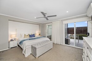 5 habitaciones, escritorio y tabla de planchar con plancha 