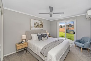 5 bedrooms, desk, iron/ironing board, travel cot - Luxury Shelly Beach Home ~ Heated Pool ~ 7 minutes walk to Shelly Beach & Golf (Shelly Beach)