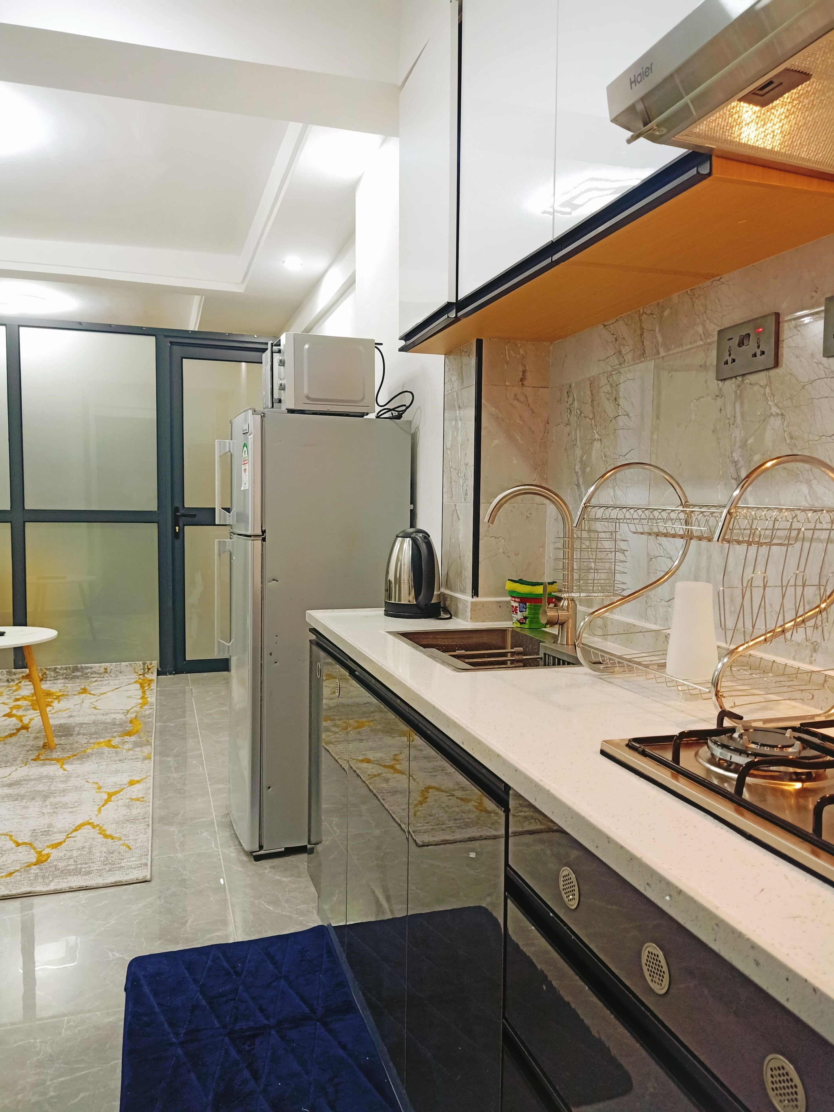 Business Apartment | Private kitchen | Fridge, microwave, cookware/dishes/utensils