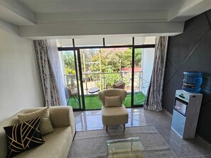 Leilighet – elite | Oppholdsområde | En 64-tommers smart-TV med digitale kanaler