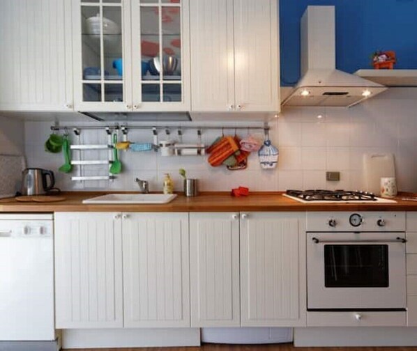 Fridge, microwave, oven, stovetop - Grace and Robbie's house in Stresa (Stresa)