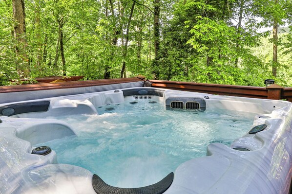 Outdoor spa tub