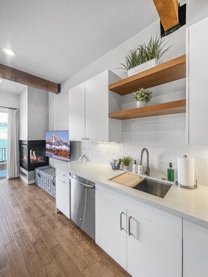 Fridge, microwave, oven, stovetop - Newly Renovated, Enjoy| Sunrise and Sunset Views from Private Hot Tub (Park City)