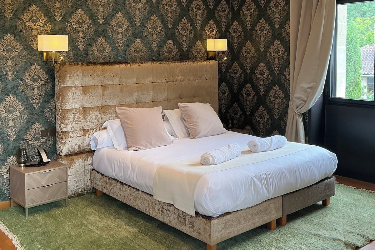 家庭四人房 | 客房内保险箱、熨斗/熨板、免费 WiFi、床单