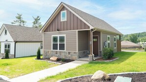 A single-story house with a brown siding exterior, a stone foundation, and a front porch. - 5 Minutes From Dollywood/In DwTn Pigeon Forge (Pigeon Forge)