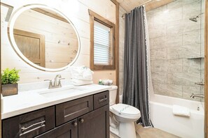 Shower, hair dryer, towels - 5 Minutes From Dollywood/In DwTn Pigeon Forge (Pigeon Forge)
