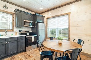 Fridge, microwave, oven, stovetop - 5 Minutes From Dollywood/In DwTn Pigeon Forge (Pigeon Forge)