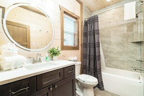 Suihku, hiustenkuivaaja, pyyhkeet