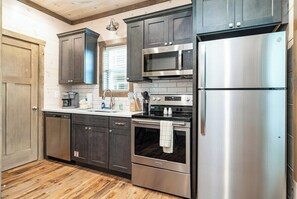 Een koelkast, een microgolfoven, een oven, een kookplaat