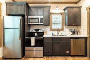 Een koelkast, een microgolfoven, een oven, een kookplaat