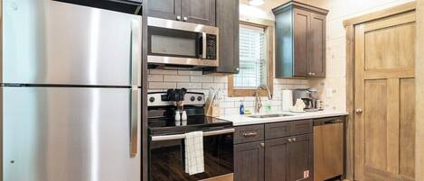 Een koelkast, een magnetron, een oven, een kookplaat