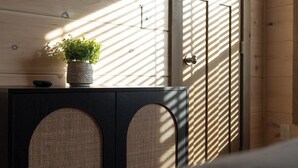Un mur en bois orné d’un panier tressé et d’une plante en pot.