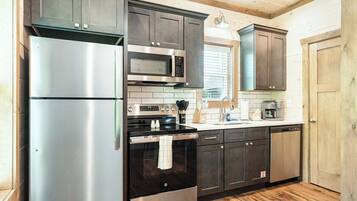 Een koelkast, een magnetron, een oven, een kookplaat