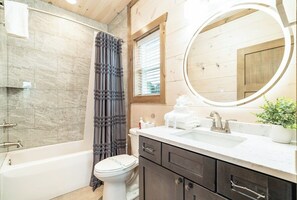 Douche, séchoir à cheveux, serviettes fournies