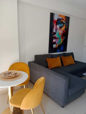 Departamento superior, balcón | Caja de seguridad en la habitación y tabla de planchar con plancha