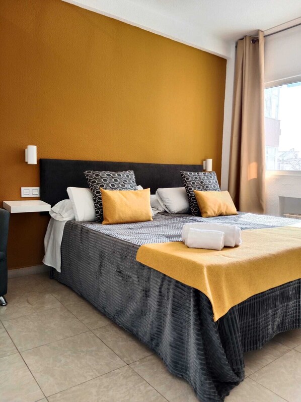 Departamento superior, balcón | Caja de seguridad en la habitación y tabla de planchar con plancha