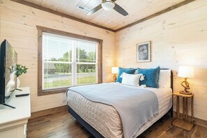 1 bedroom, iron/ironing board, WiFi, bed sheets - 5 Minutes From Dollywood/In DwTn Pigeon Forge (Pigeon Forge)