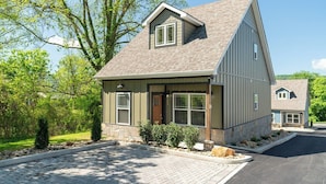 A single-story house with a gabled roof, a front porch, and a driveway leading to a garage. - 5 Minutes From Dollywood/In DwTn Pigeon Forge (Pigeon Forge)
