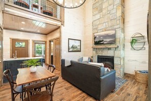 Televisión y chimenea 