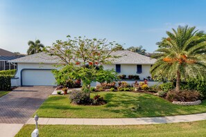 Property grounds - Chez Flamingo I Walk to Beach I Pet Friendly (Marco Island)