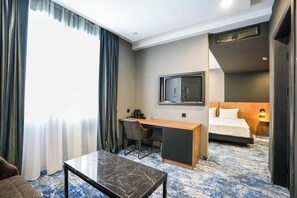 Dobbeltrom – familie | Sengetøy av topp kvalitet, Tempur-Pedic-senger, minibar og skrivebord