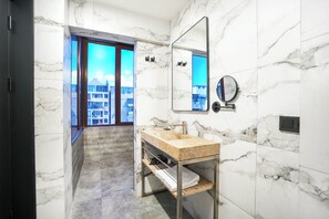 Shower, rainfall showerhead, free toiletries, hair dryer