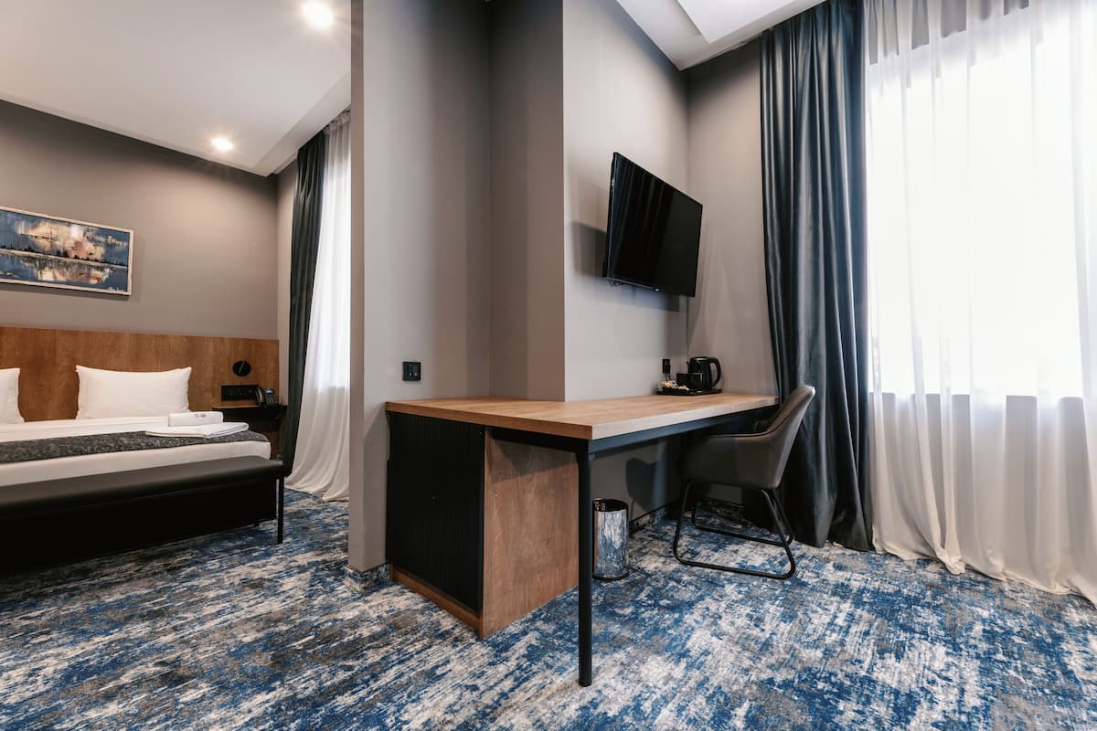 Suite Room with Balcony | 1 slaapkamer, luxe beddengoed, Tempur Pedic-bedden, een minibar