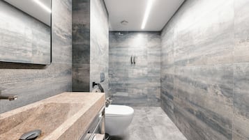Suite Room with Balcony | Phòng tắm | Buồng tắm vòi sen, vòi sen phun mưa, đồ dùng nhà tắm miễn phí
