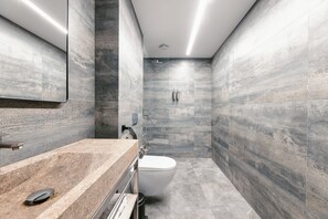 Suite Room with Balcony | Bagno | Doccia, soffione a pioggia, set di cortesia gratuito, asciugacapelli