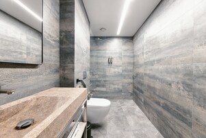 Suite Room with Balcony | Bathroom | Shower, rainfall showerhead, free toiletries, hair dryer