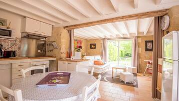 Een microgolfoven, een oven, een kookplaat, een vaatwasser