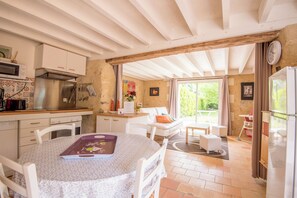 Een microgolfoven, een oven, een kookplaat, een vaatwasser