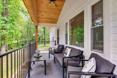 3 Mi to Dtwn & Holiday Events! Forest City Retreat