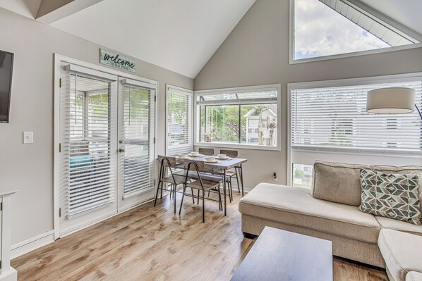 Apartment (2 Bedrooms) | Interior - 1 Block to Beach: Myrtle Beach Condo w/ Pool! (Myrtle Beach)