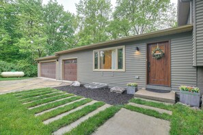 House (4 Bedrooms) | Interior - Spacious Riverfront Delaware Home w/ Views (Delaware)