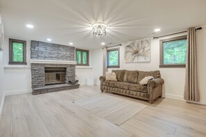 House (4 Bedrooms) | Interior - Spacious Riverfront Delaware Home w/ Views (Delaware)